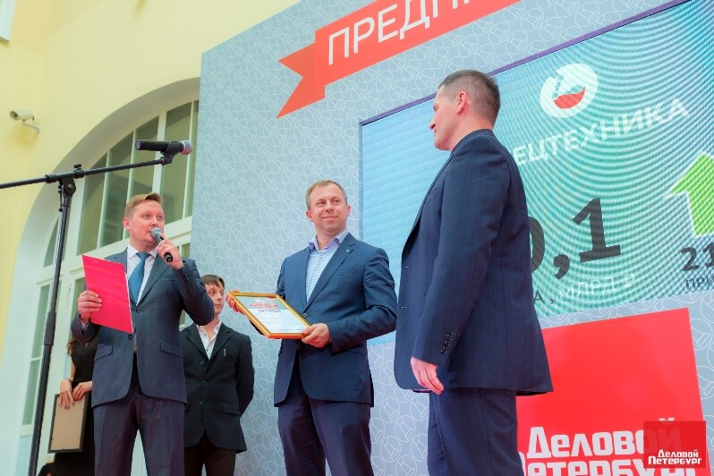 Андрей Бугров вручает диплом представителю Петербургского тракторного завода