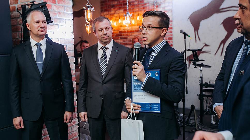 Андрей Бугров (в центре)