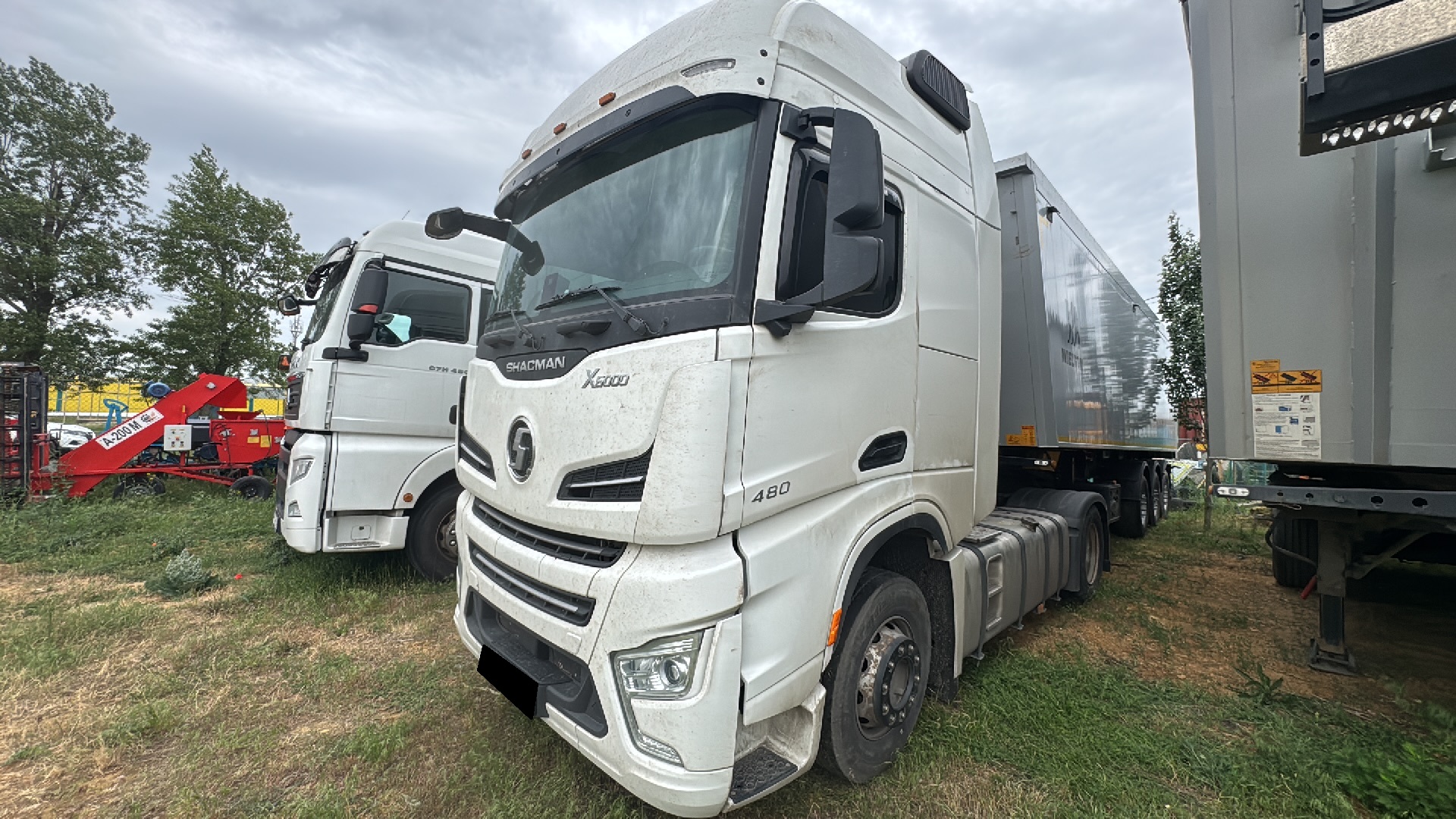 Тягач седельный Shacman SX4188YY381