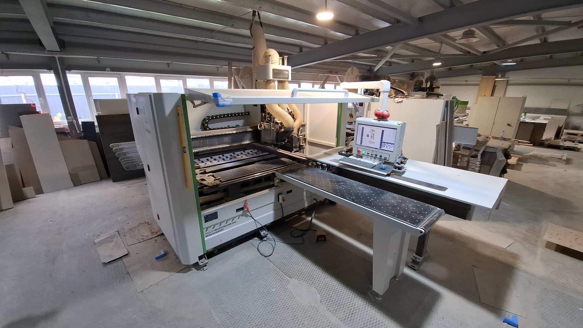 Сверлильно присадочный станок-с-ЧПУ HOLD HB611CGX