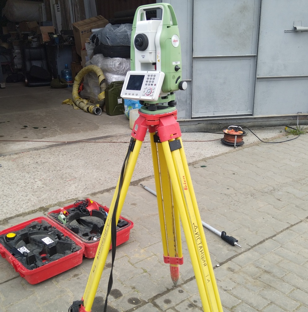 Комплект тахеометра Leica с аккумулятором 