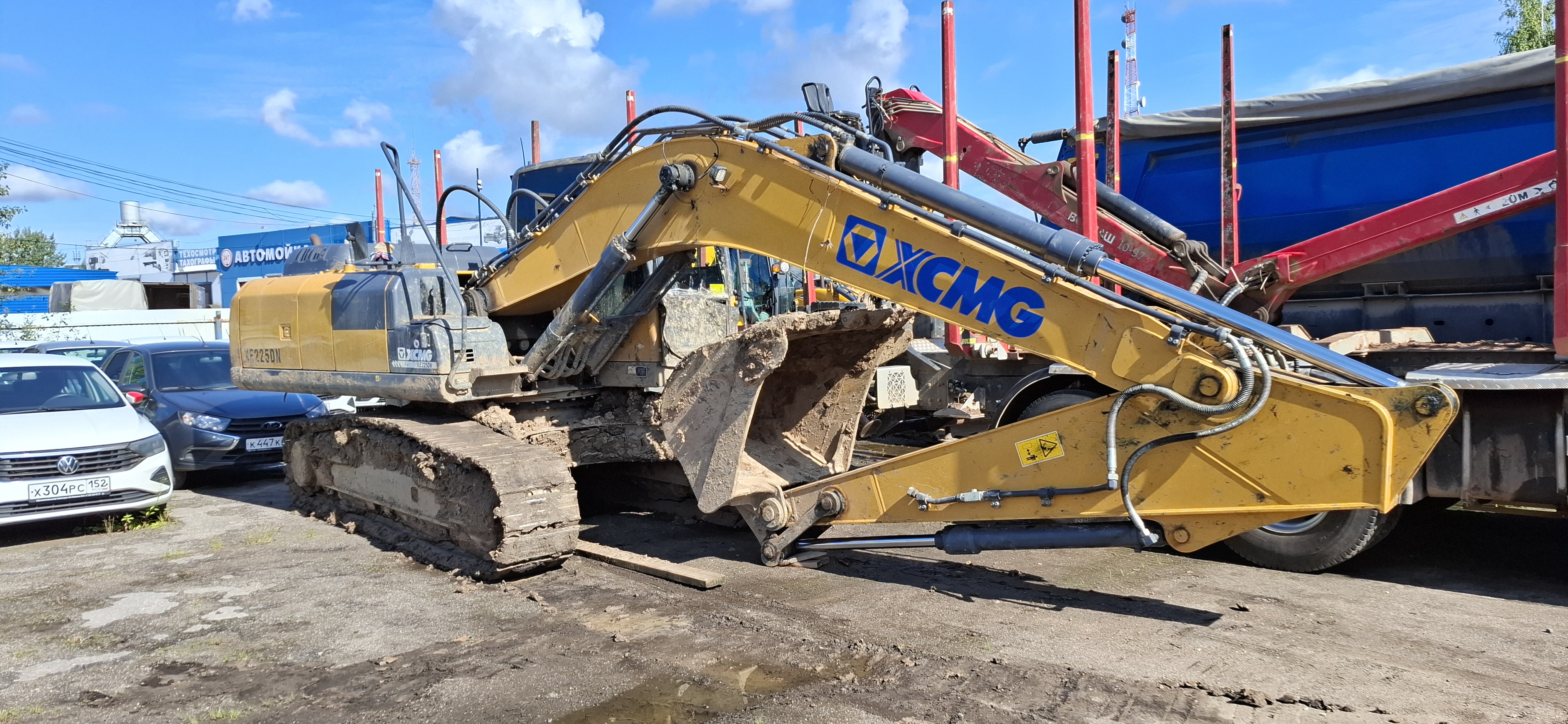 Экскаватор гусеничный  XCMG XE225DN