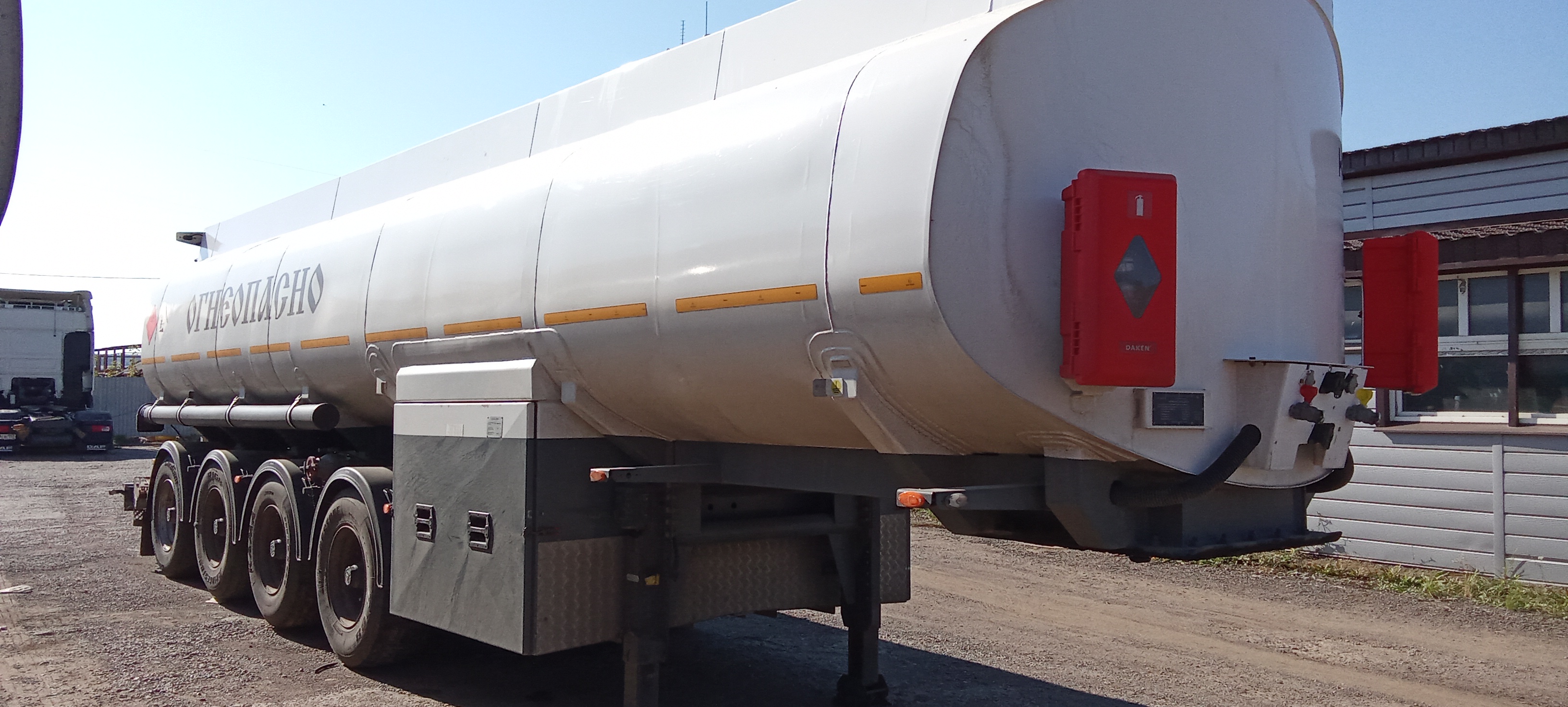 Цистерна топливная для светлых и темных нефтепродуктов Капри 9639L