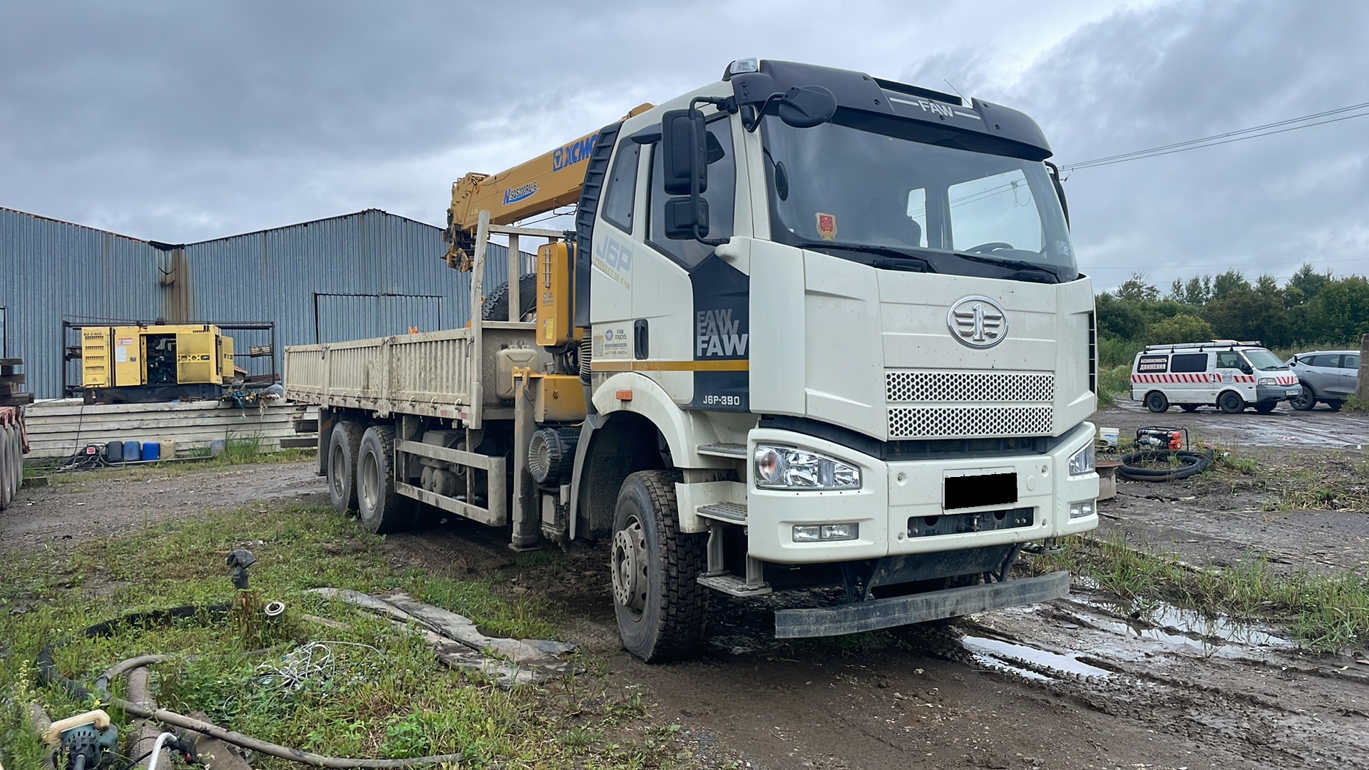 А/м бортовой FAW 6х4 с КМУ XCMG SQS200RU-6