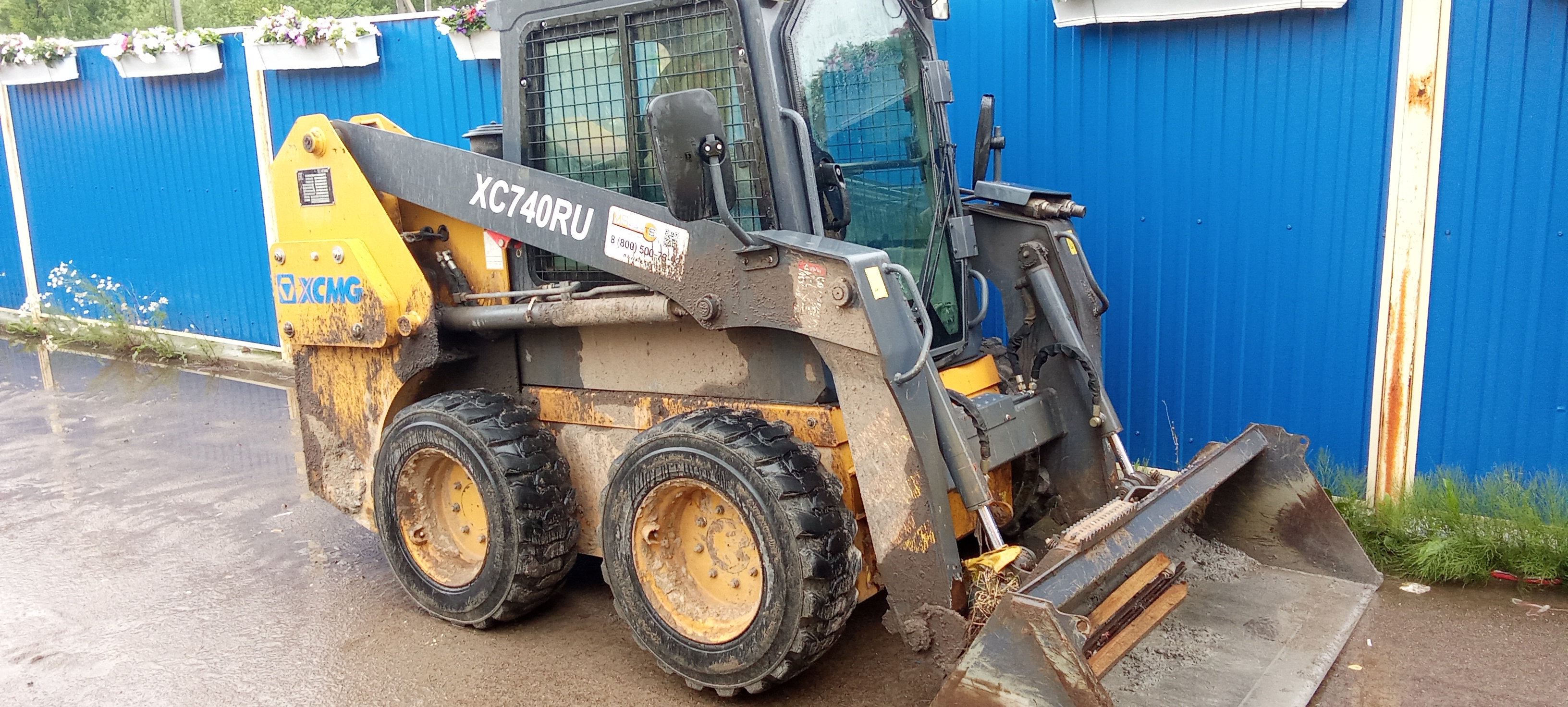 Погрузчик малогабаритный универсальный XCMG XC740RU