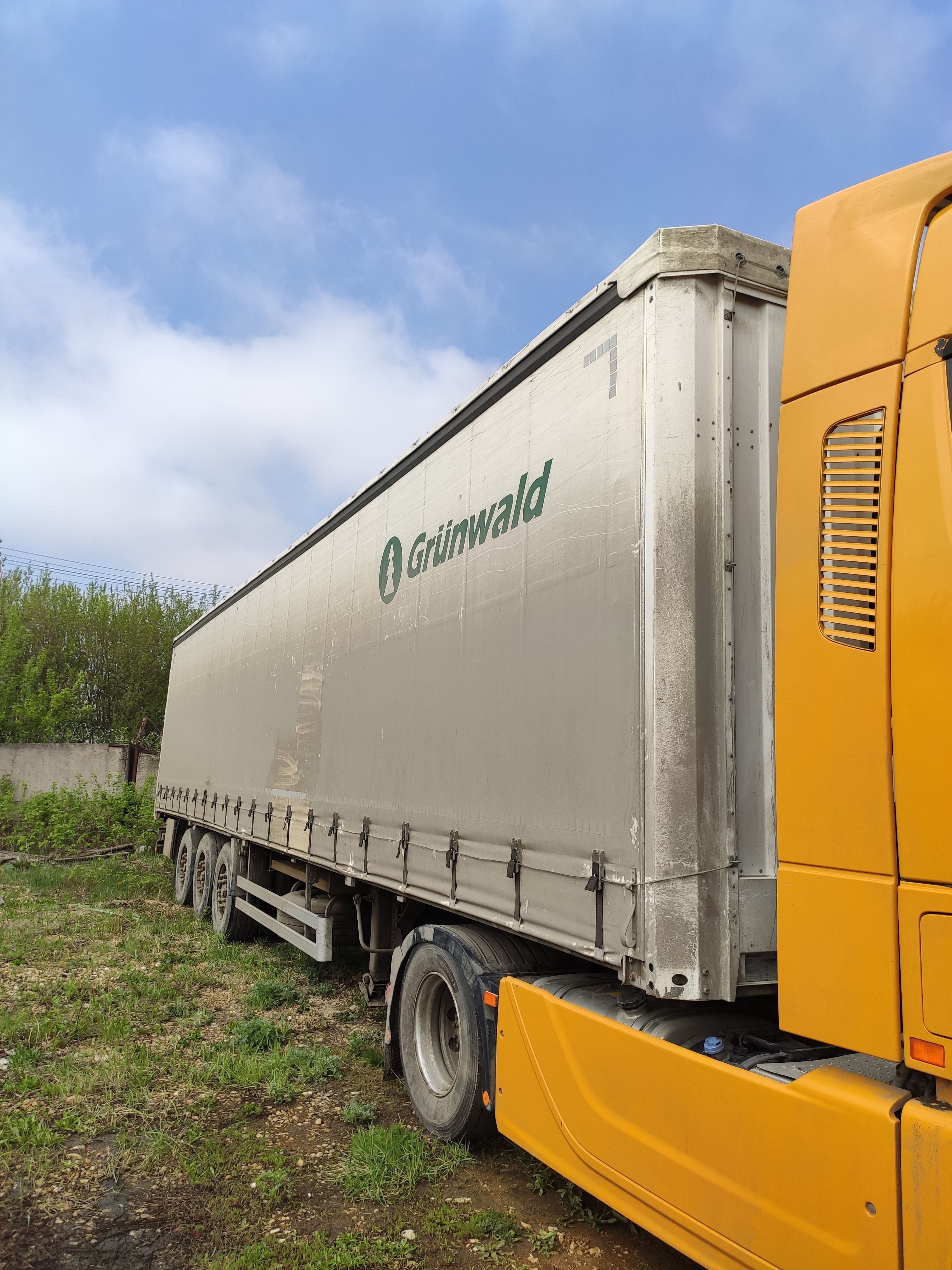 Полуприцеп бортовой Grunwald 9453-0000010-10