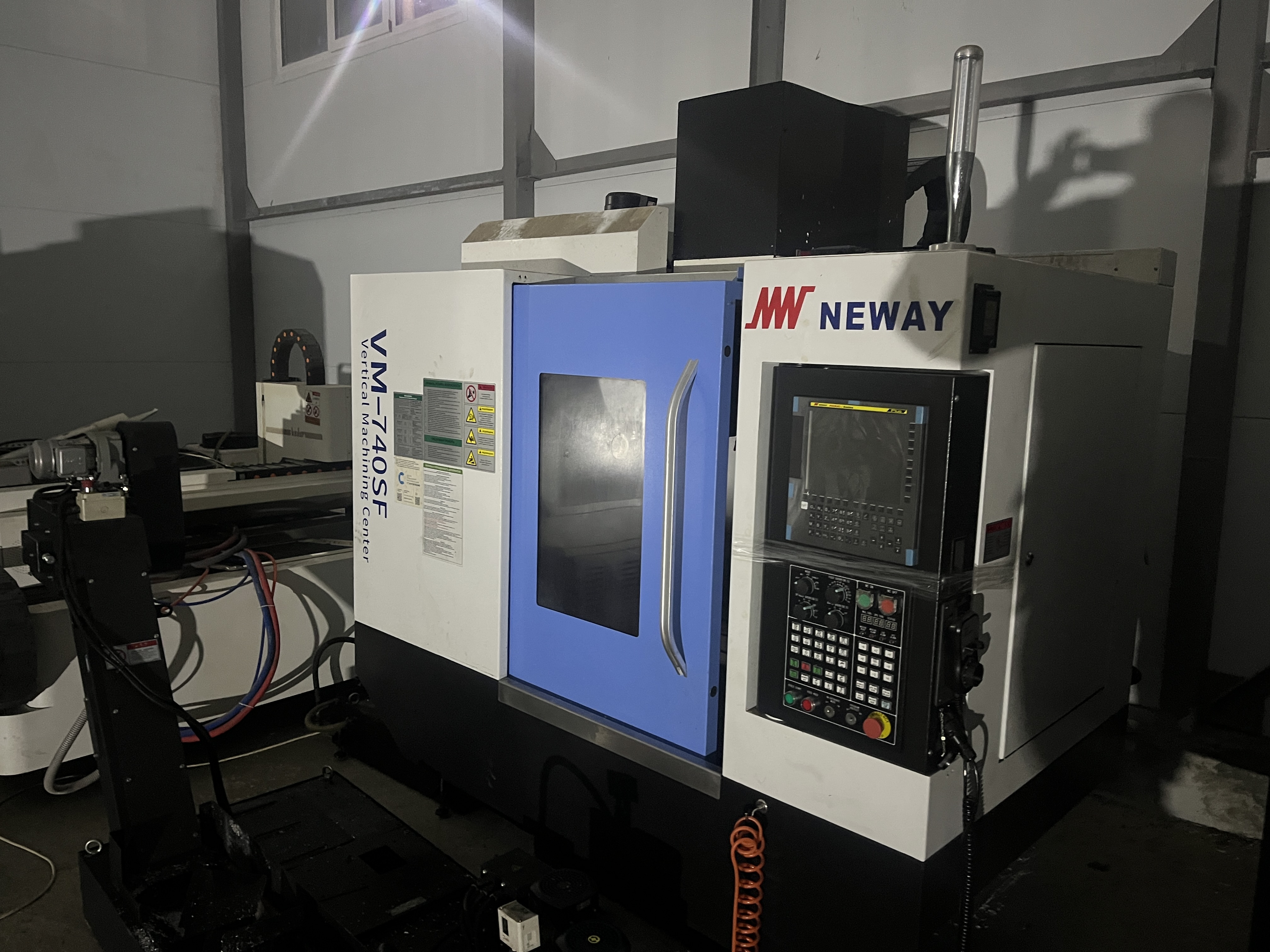 Вертикальный фрезерный обрабатывающий центр с ЧПУ VM740SF