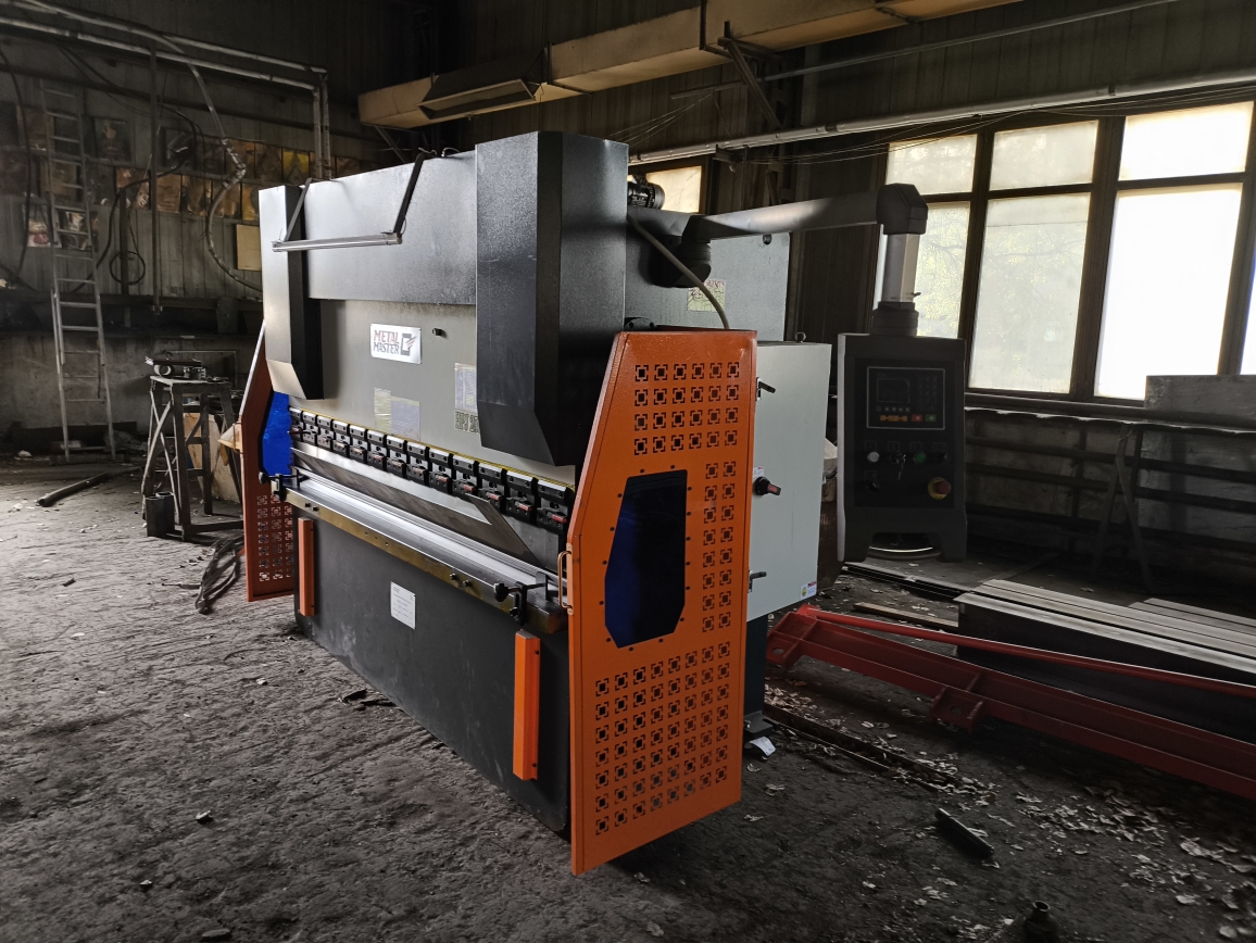 Пресс гибочный гидравлический HPJ 2580 M c ЧПУ E22
