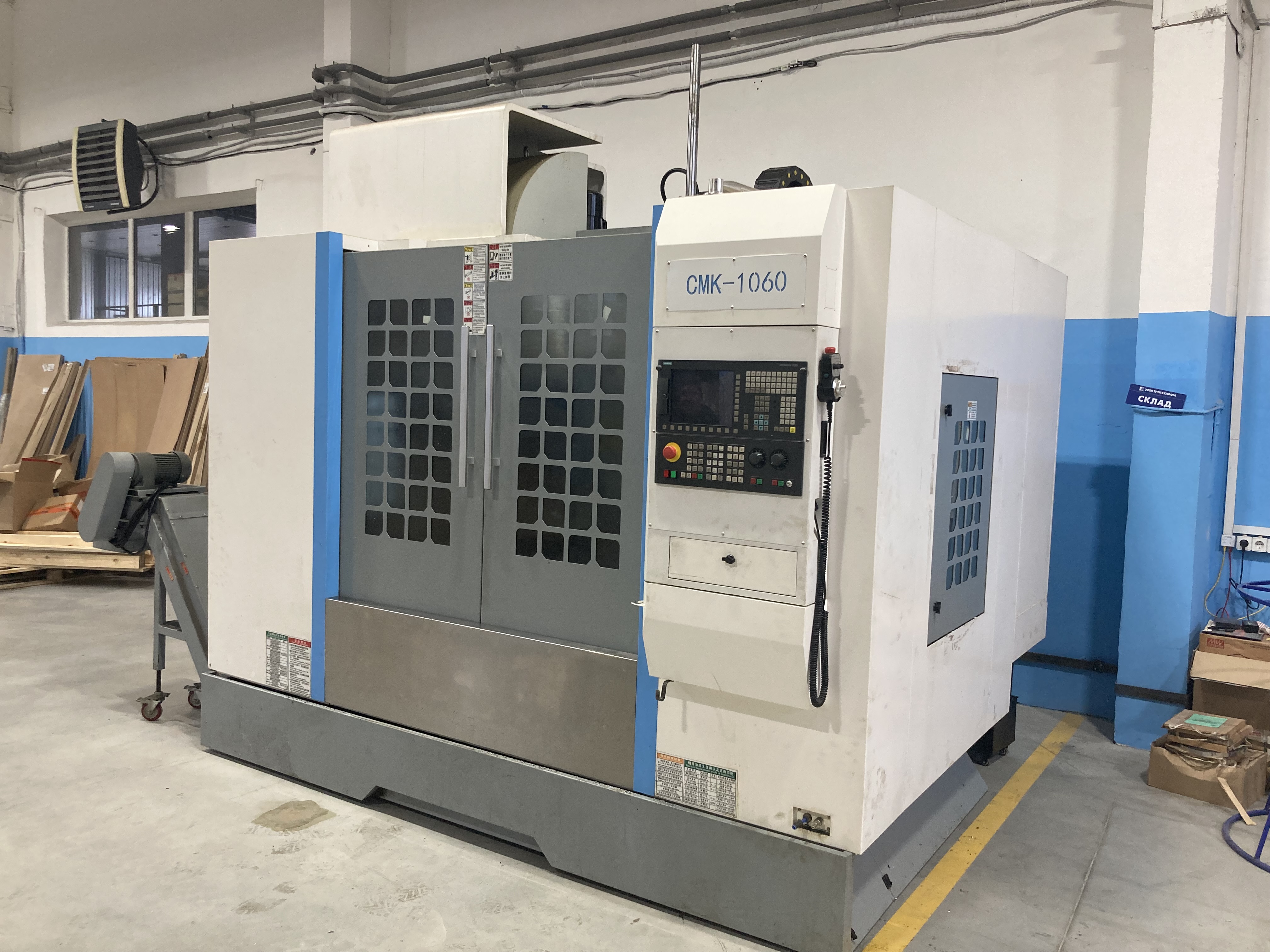 Вертикальный обрабатывающий 4-хосевой фрезерный станок с ЧПУ, модель СМК-1060