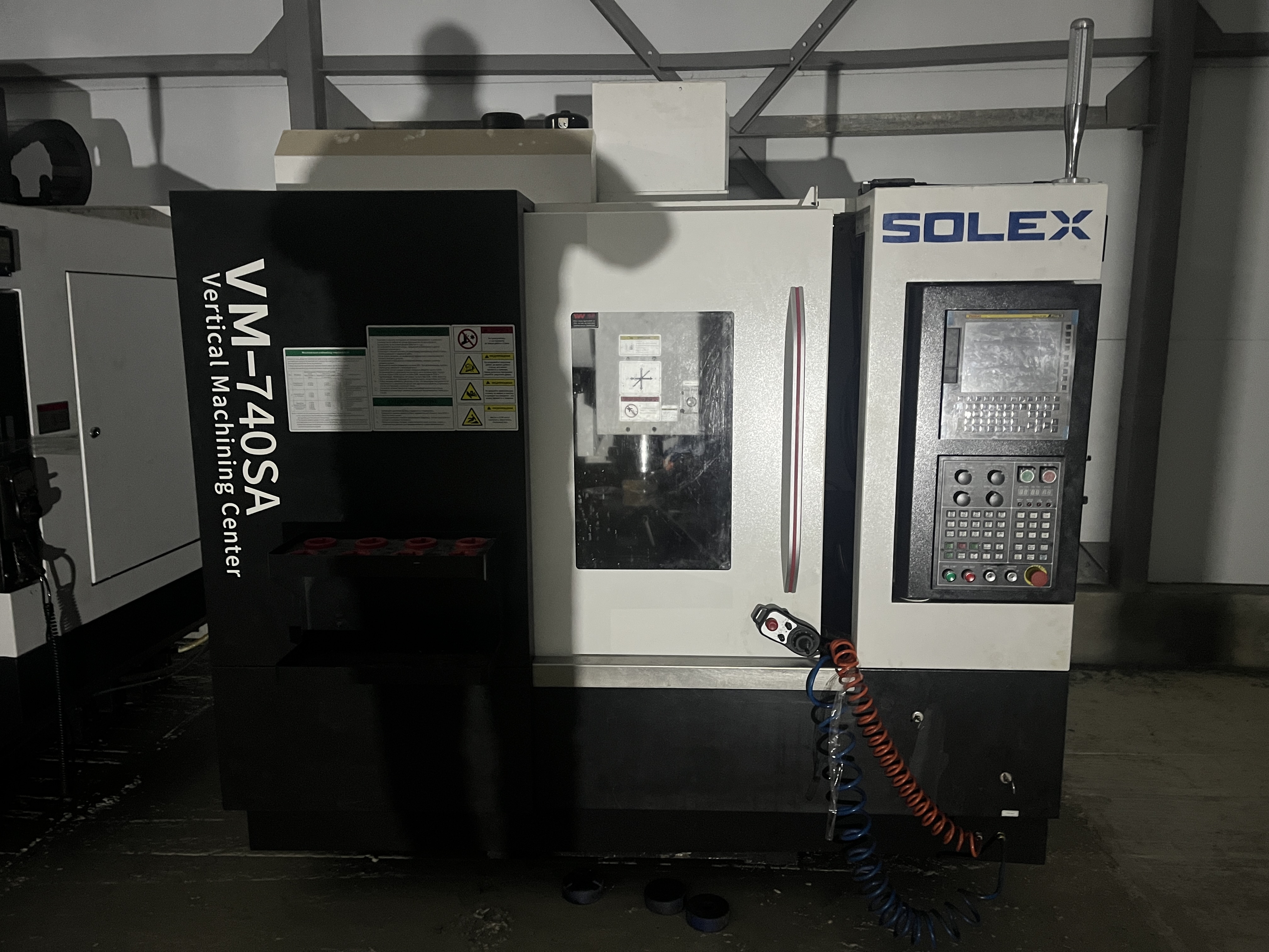 Вертикальный фрезерный обрабатывающий центр с ЧПУ модель VM740SA