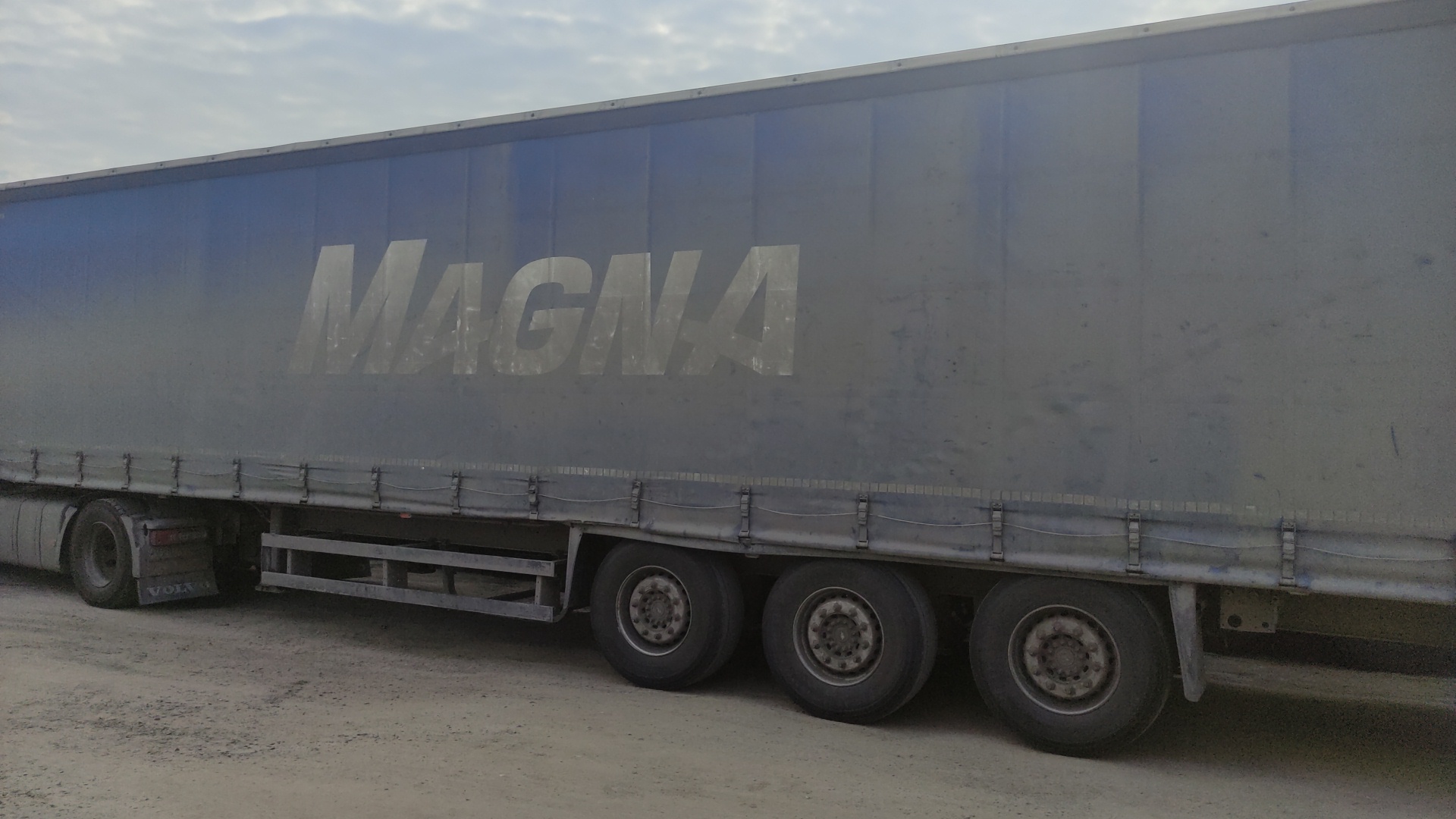 Безбортовой полуприцеп с тентом Schmitz Cargobull 9084