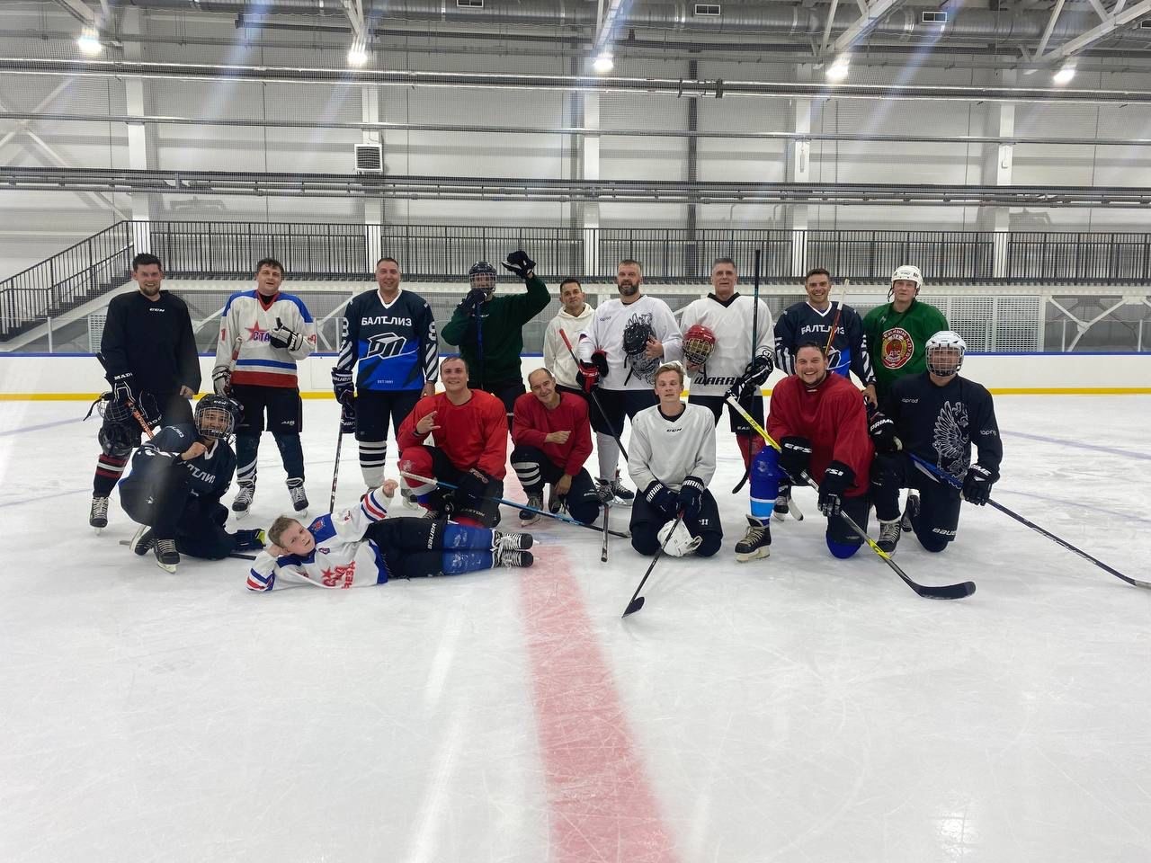 Хоккейная команда «Балтийского лизинга» выходит на лед: матч Москва - Санкт-Петербург