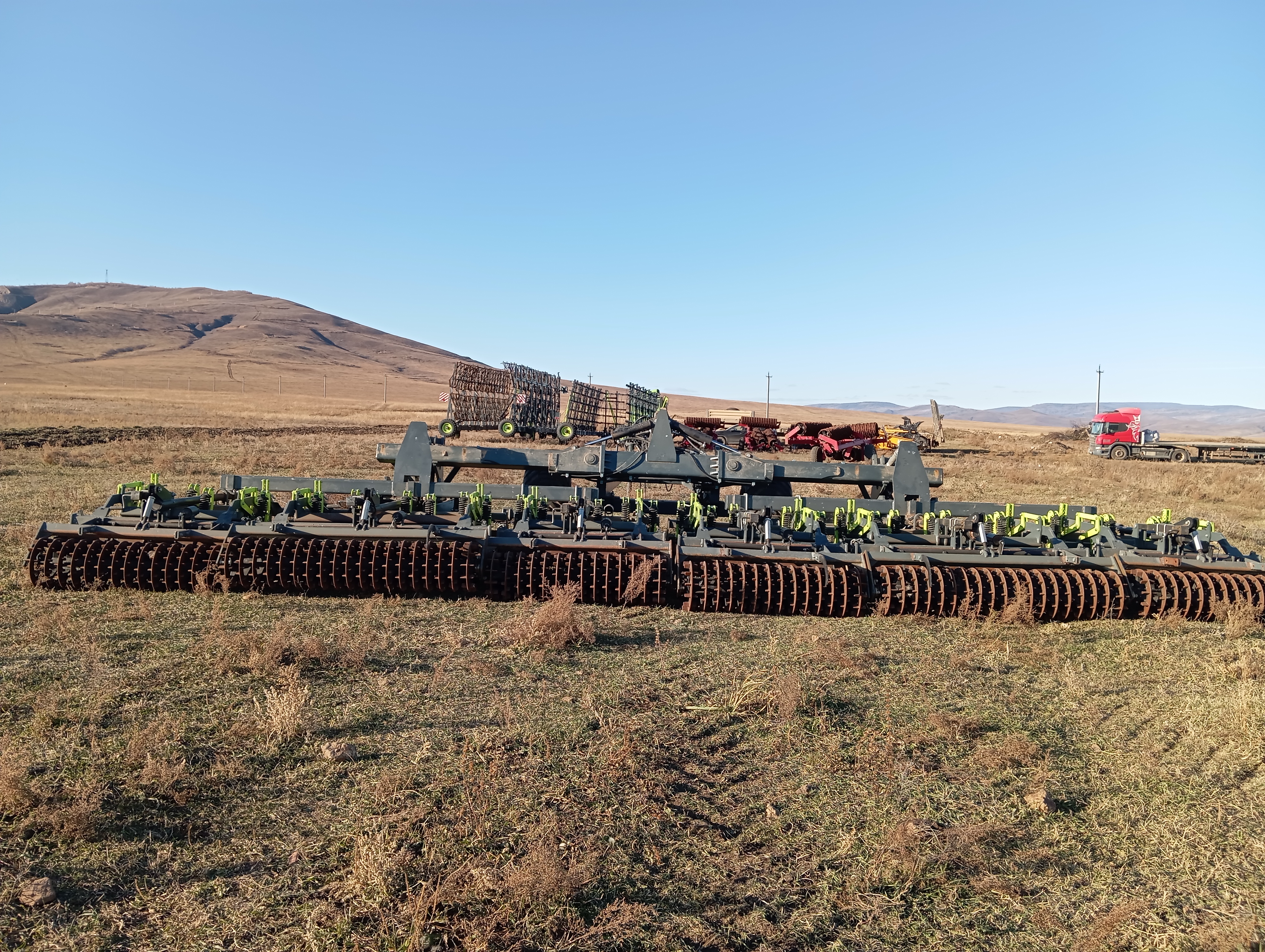 Агрегатный носитель с почвообрабатывающим агрегатом выравнивающим АН-10-ПАВ